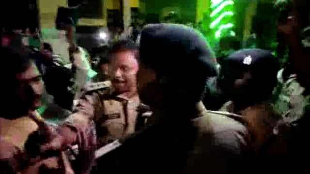 पुलिस व लोगों के बीच हुई नोकझोंक थाना अछल्दा कस्बा का मामला