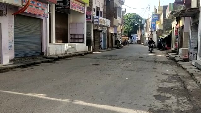 औरैया जिले के अछल्दा कस्बे में रात में हुए बवाल के बाद बाजार में पसरा सन्नाटा