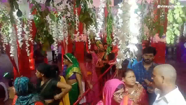 देर शाम मंदिरों पर दिखीं भक्तों की भारी भीड़