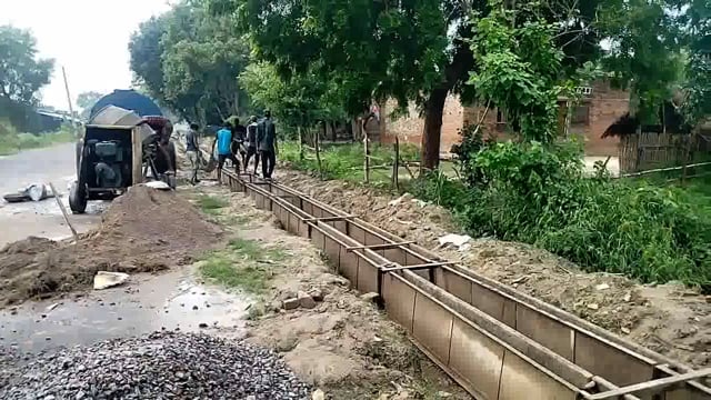 गोंडा वजीरगंज में शुरू हो नाली का निर्माण ग्रामीणों में खुशी