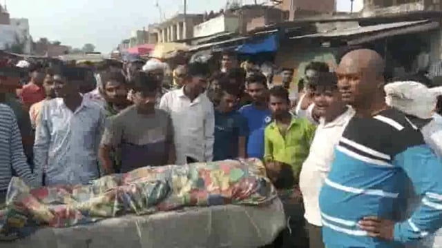 बरईयवा लाला का पूरा स्थित पूजा पंडाल में साउंड लगाते समय करंट की चपेट में आकर दो युवकों की मौत,लोगो ने किया चक्काजाम