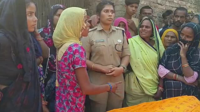 पीड़ित परिजनों ने मिली पुलिस अधीक्षक चारू निगम, बंधाया ढाँढस 