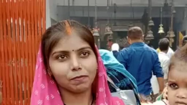 रायबरेली शहर में नवरात्र के दूसरे दिन भी श्रद्धालुओं को मंदिर में उमड़ी भीड़ कर रहे पूजा अर्चना।