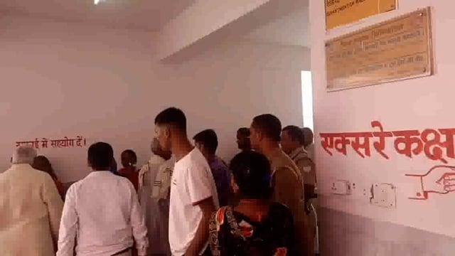 इटवा MLA माता प्रसाद पांडे ने जिला अस्पताल में इलाज में आ रही समस्याओं के निस्तारण हेतु अधिकारियों को अवगत कराया