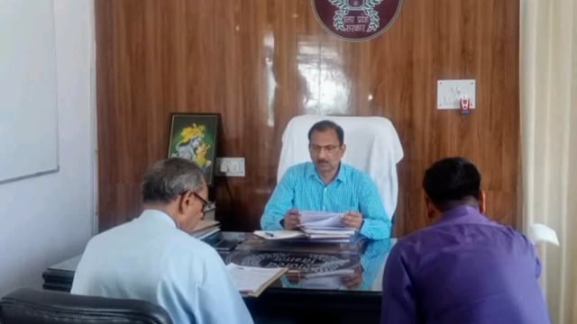 एसडीएम खैर ने जनता दरबार में सुनी समस्याएं मौके पर तीन का क्या निस्तारण