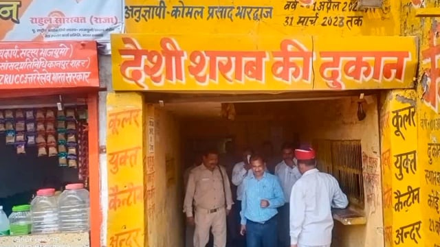 एसडीएम खैर अनिल कुमार के द्वारा चलाया गया अभियान देसी वह अंग्रेजी के ठेकों पर जाकर किया निरीक्षण