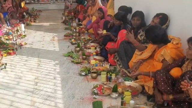 चानन  : शारदीय नवरात्र पर दुर्गा मंदिर में दुर्गा पाठ करने श्रृद्धालुओ कि उमड़ी भीड। 