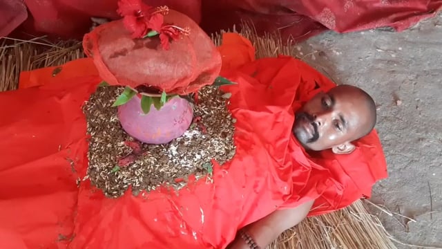 चानन  : बन्नूबगीचा वीयर चौक स्थित दुर्गा मंदिर में सीताबी यादव ने छाती पर स्थापित किया कलश। 