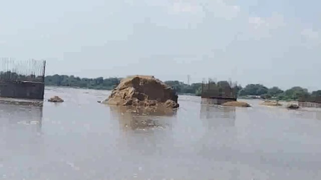 वृंदावन: यमुना में छोड़े गए पानी से यमुना के जलस्तर में अचानक हुई वृद्धि।
