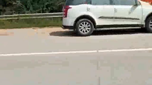 यमुना एक्सप्रेस वे पर एक्सयूवी कार में लगी आग मचा हड़कंप