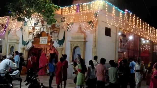 वृंदावन में नवरात्रि के दूसरे दिन माता चामुण्डा देवी मंदिर में सैकड़ों की संख्या में दर्शन करने को पहुंचे भक्त।