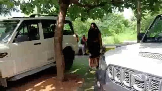 दबंगों पर जमीन में कब्जे का आरोप लगा पीड़ित परिवार ने डीएम से की न्याय की मांग