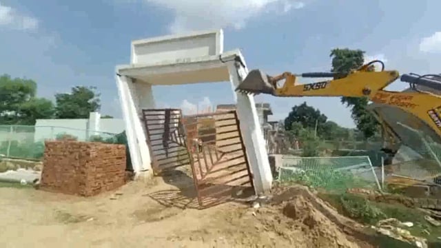 अवैध निर्माण पर चला बाबा का बुलडोजर किए गेट व मकान धराशाई