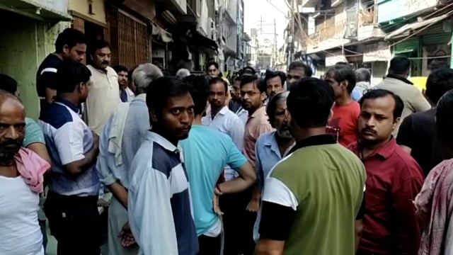 ई रिक्शा चालक ने व्यापारी का फोडा सिर बाजार हुआ बंद व्यापारियों में फैला आक्रोश मौके पर पहुंची पुलिस