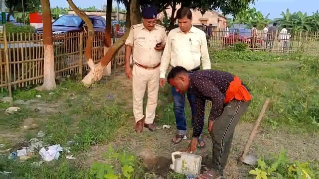 हसनगंज थाना प्रांगण में अवैध शराब 04 लीटर का हुआ विनष्टीकरण