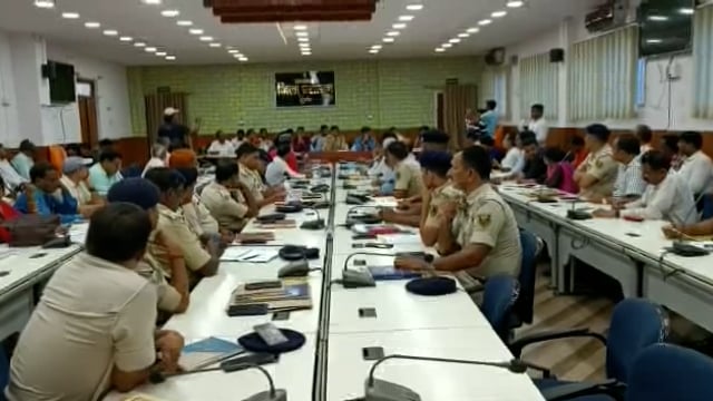 दुर्गा पूजा को लेकर जिलाधिकारी की अध्यक्षता में शांति समिति की बैठक की गई आयोजित