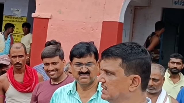 जिलाधिकारी ने मध्य विद्यालय रवि राय टोला का किया निरीक्षण, दी आवश्यक दिशा निर्देश