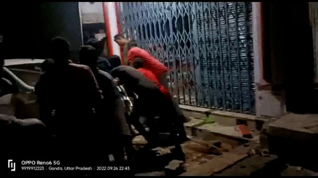 तरबगंज :गोवंश को बचाने में अनियंत्रित कार दुकान से टकराई बड़ा हादसा टला