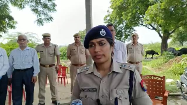 थाना अछल्दा के अन्तर्गत ग्राम वैशोली में शांतिव्यवस्था को बनाये रखने के दृष्टिगत पुलिस अधीक्षक औरैया श्रीमती चारू निगम द