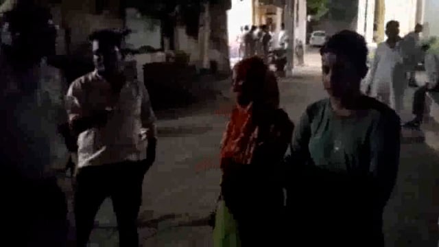 अजब प्रेम की गजब कहानी युवती ने युवती से शादी करने की की जिद परिजनों ने थाने में आत्मदाह का किया प्रयास