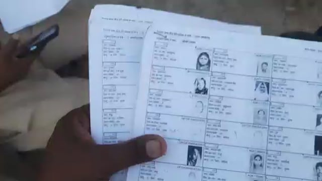 नवाबगंज क्षेत्र के कई जगहों पर बीएलओ द्वारा वोटर लिस्ट में नाम बढ़ाने का शुरू किया गया कार्य