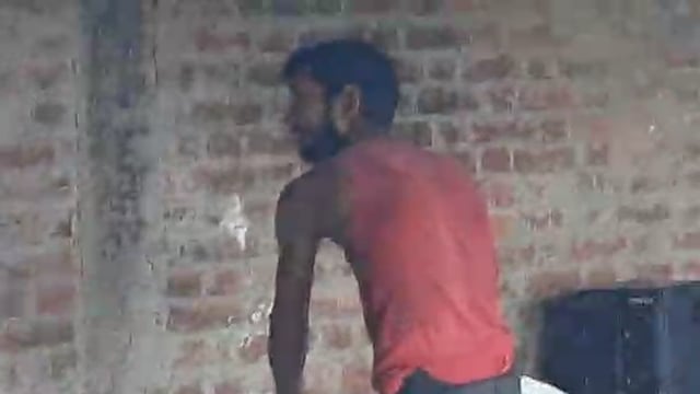 नवाबगंज कोल्ड स्टोर चौराहे पर ढाबे में अचानक देखा जहरीला सांप बड़ी मशक्कत के बाहर निकाला बाहर