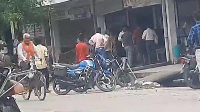 नवाबगंज नगर में विद्युत कर्मचारियों ने अभियान चलाकर किया चेकिंग