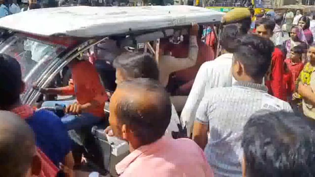 महानगर के व्यस्ततम चौराहे पर हुयी जमकर मारपीट वीडियो हुआ वायरल