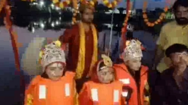 रामलीला में राम गए वनवास,केवट ने पार कराई सरयू नदी


पहली मैदानी लीला सरयू पार लीला हुई सागर तालाब  पर