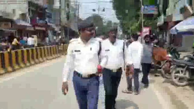 परिवहन विभाग ने पुरानी नo प्लेट को लेकर चलाया अभियान ,पुरानी नo प्लेट पर लगाया रेड क्रॉस