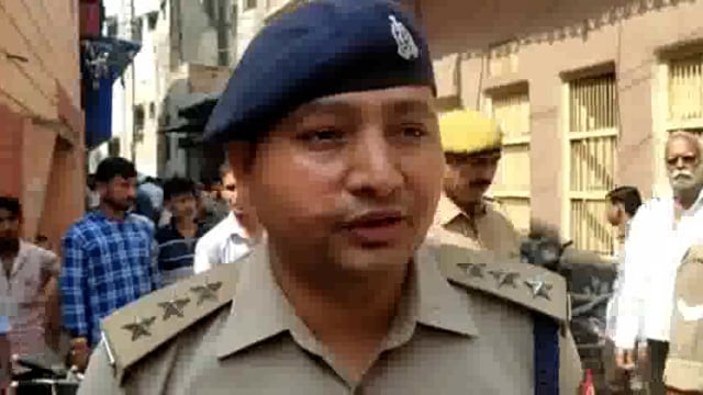 अज्ञात चोरों ने मोबाइल शोरूम का वेल्डिंग से शटर काटकर निशाना बनाते हुए लाखों रुपए के मोबाइलों पर हाथ साफ किया