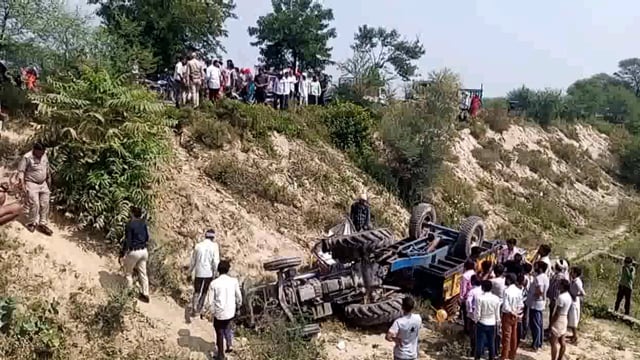 डागोली के समीप पानीगांव रोड परटैक्टरखाई मे पलटा हुआ दर्दनाक हादसा एक की मौत 6 घायल