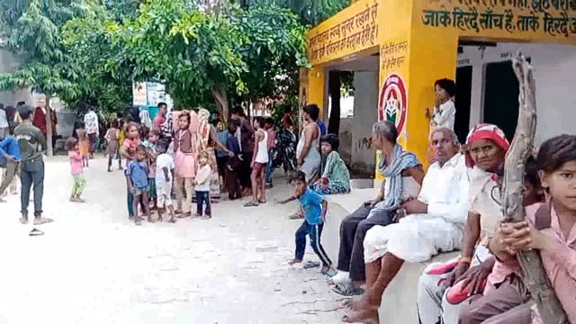 प्राथमिक स्कूल में शिक्षा ग्रहण करते बच्चों के ऊपर गिरा छत का मलवा 10 बच्चे हुए घायल