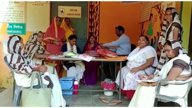 अजीतमल विकास खंड क्षेत्र के अमावता गांव में आयुष्मान भारत हेल्थ एंड वैलनेस सेंटर पर लगाया गया कैंप डॉ कुलदीप सिंह