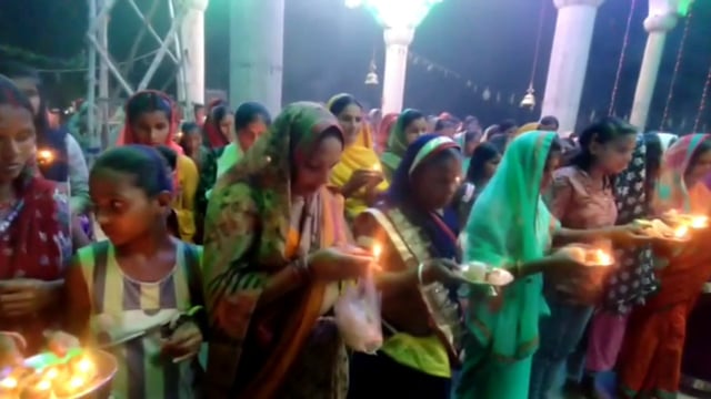 चानन  : नवरात्र को लेकर दुर्गा मंदिरों व पूजा पंडालों में संध्या आरती को ले बालिकाओं व महिलाओ कि भीड उमड़ रही है।