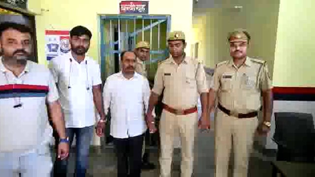 औरैया पुलिस ने बड़ी कार्यवाही करते हुए छात्र की पिटाई से हुई हत्या में वांछित आरोपी शिक्षक को किया गिरफ्तार
