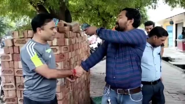 सरकारी गाडी का दुरुपयोग कर रहे अधिकारी का फोटो खींचने पर पत्रकार के साथ की बदसलूकी व गाली गलौज