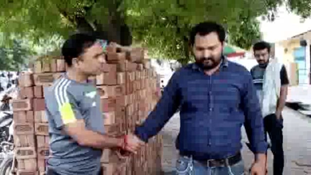 सरकारी गाडी का दुरुपयोग कर रहे अधिकारी का फोटो खींचने पर पत्रकार के साथ की बदसलूकी व गाली गलौज