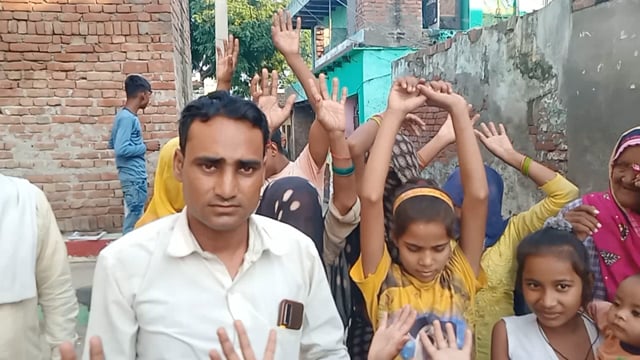 जनपद अलीगढ़ खैर कोतवाली के क्षेत्र गांव शिवाला कला में आज भी दबंग आदमियों अपनी जूती पुजवा ने के ऊपर गरीब व्यक्तियों को ल