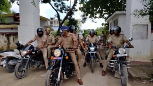 लालगंज कस्बे में त्योहार को देखते हुए लालगंज कोतवाली पुलिस ने मोटरसाइकिल से निकाला फ्लैग मार्च 