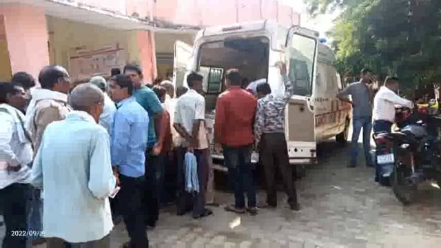 अज्ञात कार सवार ने बाइक सवार दंपत्ति व पुत्री को सामने से मारी टक्कर। पिता व पुत्री की हालत गंभीर जिला रेफर।