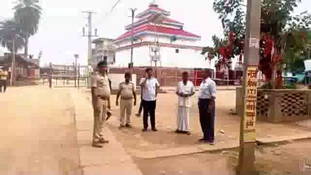 तिलडीहा दुर्गा मंदिर में भीड़ को नियंत्रित करने के लिए पुलिस प्रशासन अलर्ट मोड में 