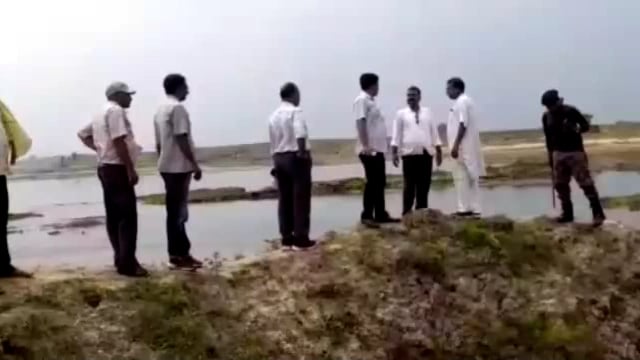 पौकरी बलुआ नदी का बांध काटने पर किसानों विरोध प्रदर्शन जारी 