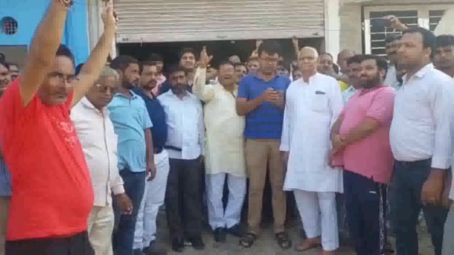 विकास प्राधिकरण का हाउसिंग सोसायटी एरिया में बने मकानों के मालिकों ने किया जबरदस्त विरोध