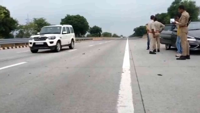 यमुना एक्सप्रेस वे के माइलस्टोन 93 की समीप एक अज्ञात अधेड़ का शव मिला