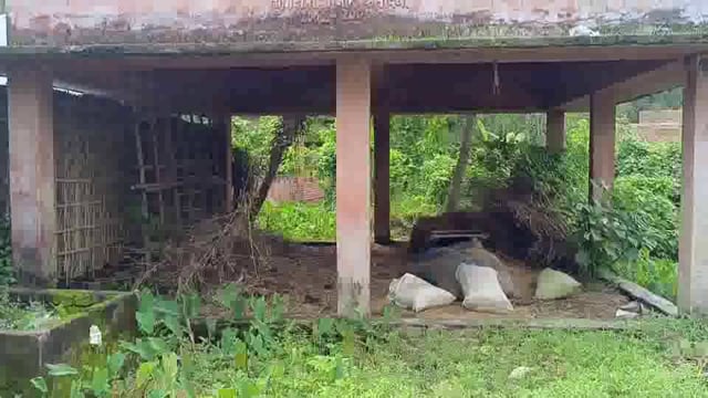 रख रखाव के अभाव में लाखों की हवा महल खंडहर में हुई तब्दील ग्रामीण को नहीं मिल रहा है, लाभ
