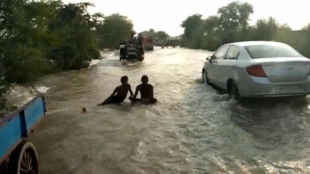 कालिंदी ने किया रूद्र रूप धारण किसानों की फसलें हुई बर्बाद सड़क पर चल रहा है पानी
