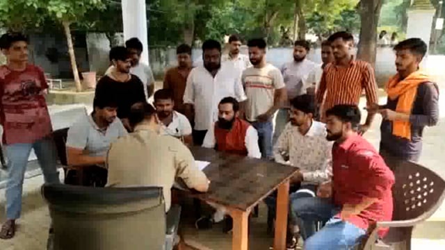 युवक ने सोशल मीडिया फेसबुक पर हिंदू देवी-देवताओं के प्रति आपत्तिजनक पोस्ट डाली ग्रामीणों ने दी तहरीर कार्यवाही क की मांग