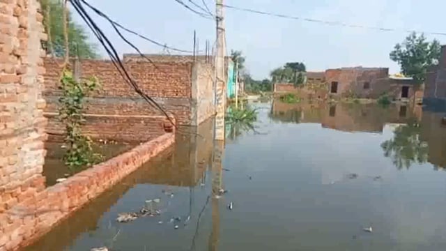 वृंदावन की तटीय कॉलोनियों में हुआ यमुना नदी का जल भराव खाली कराए जाने की मुनादी की गई