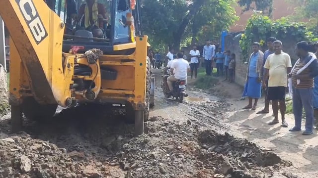 चानन  : संग्रामपुर पंचायत के मुखिया दीपक सिंह ने मननपुर बाजार-संग्रामपुर पथ को निजी खर्च से कराया मरम्मति। 